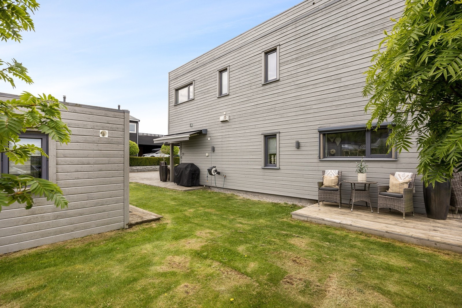 Rundt huset er det montert stilren utebelysning, samt at det er flere utvendig stikk. Galleribilde