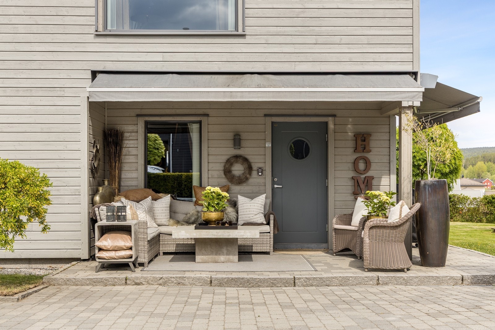 Inngangspartiet er overbygget og utstyrt med utebelysning og markise. Galleribilde