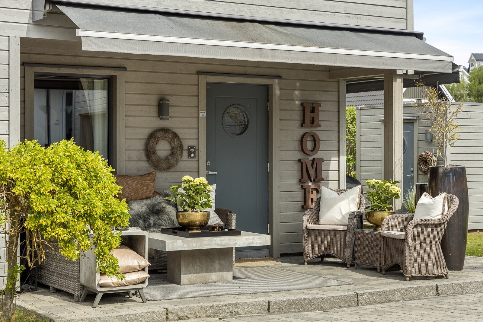 Foran inngangspartiet er det god plass til utemøblement. Galleribilde