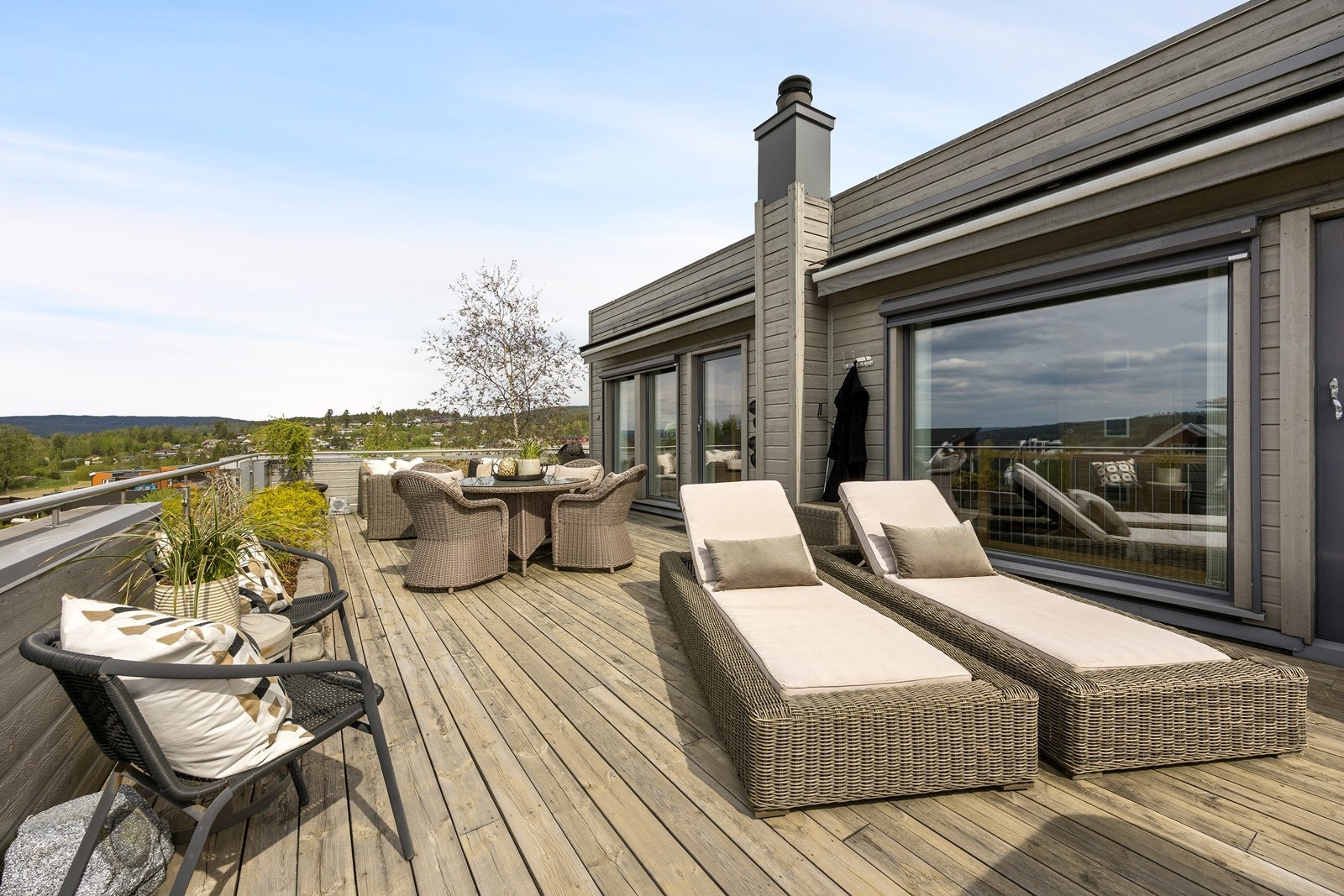 På vinduene er det montert motoriserte screens for solskjerming. I tillegg er det markiser som gir skjerming til terrassen. Galleribilde