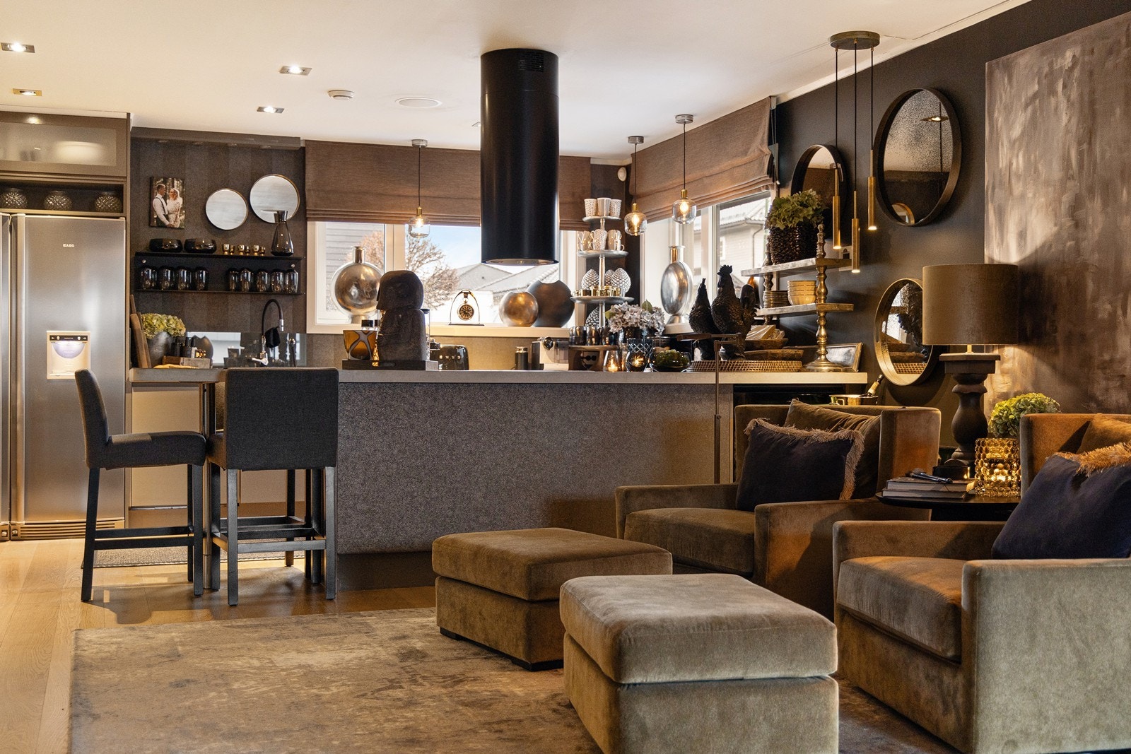 Kjøkken og stue er i en åpen og sosial sone. Galleribilde