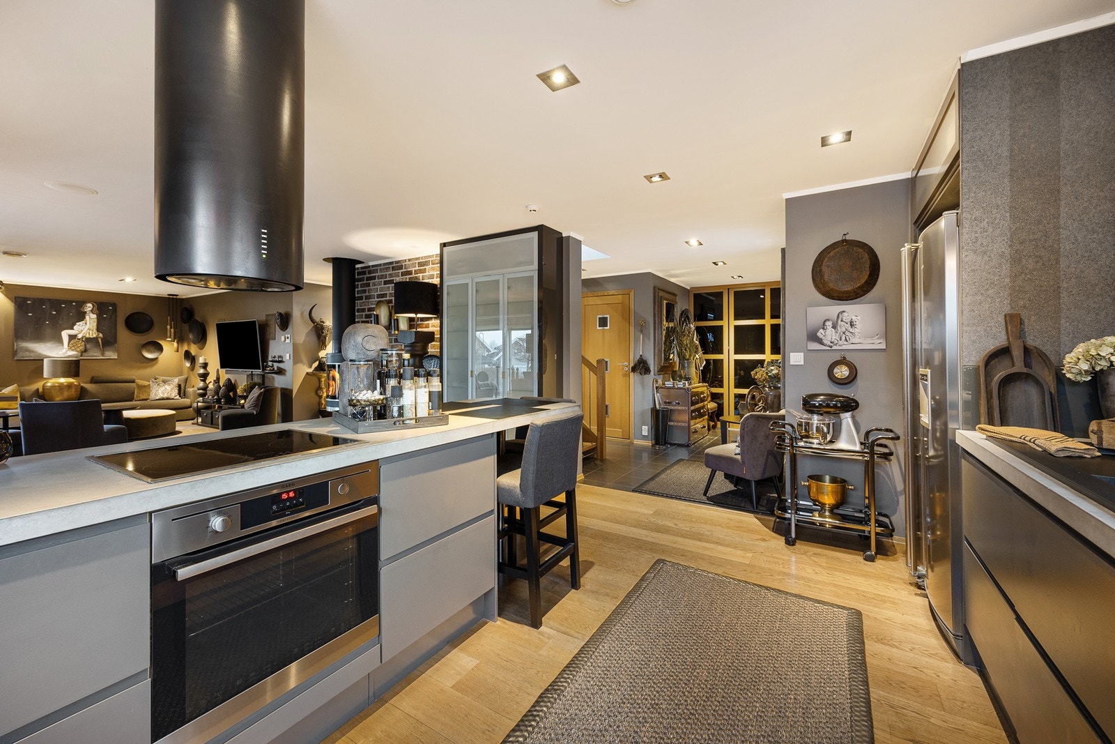 Kjøkkenet har en moderne og stilren innredning fra JKE. Galleribilde