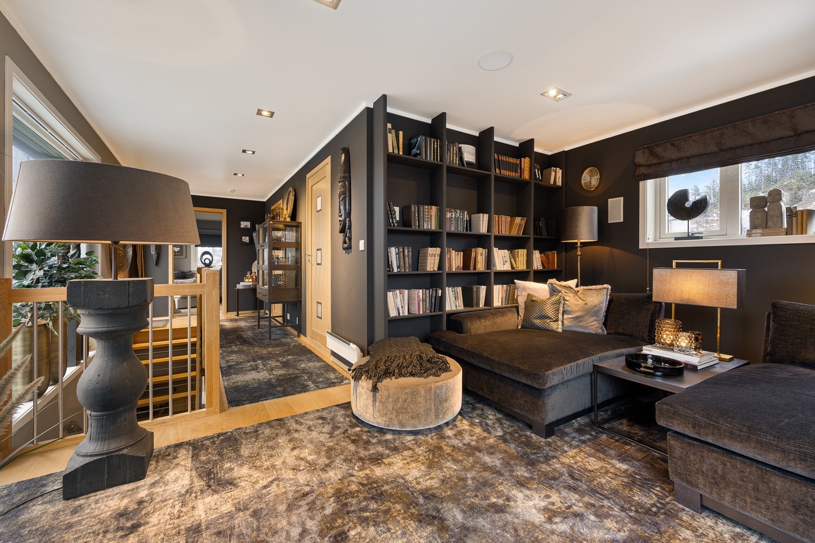 Det er en romslig stue oppe. Rommet er utstyrt med plassbygget hylle. Galleribilde