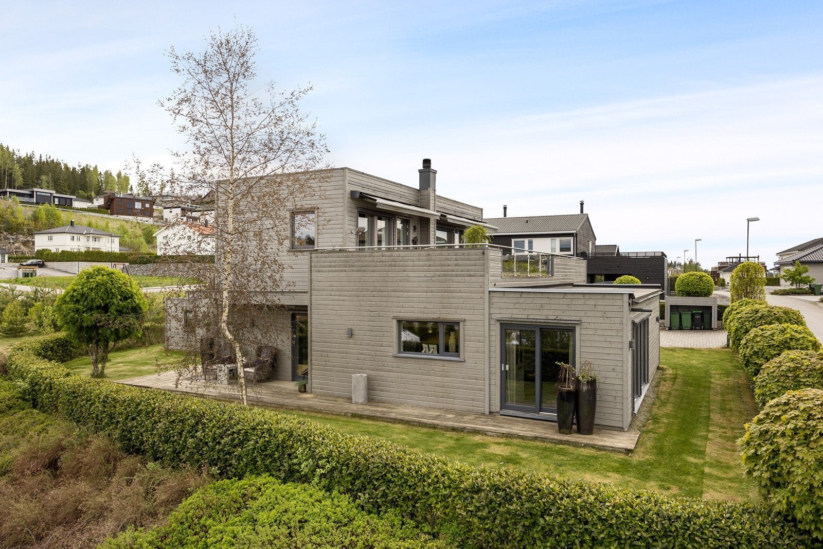 Eneboligen er bygget i en lekker funkisstil. Galleribilde