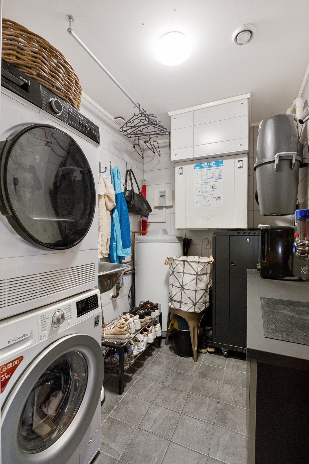 I boligens første etasje er det et praktisk vaskerom. Her er det varme i gulv og opplegg for vaskemaskin og tørketrommel. Galleribilde