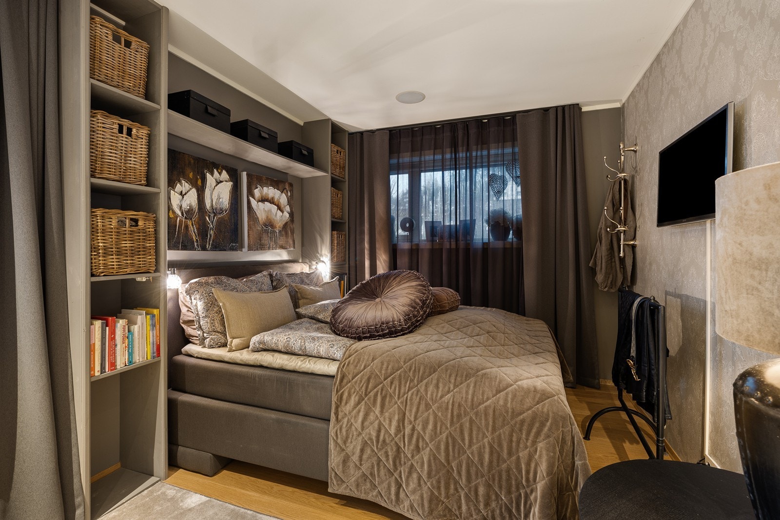 Det er god plass til dobbeltseng. I tillegg er det etablert en romslig skyvedørsgarderobe i rommet. Galleribilde