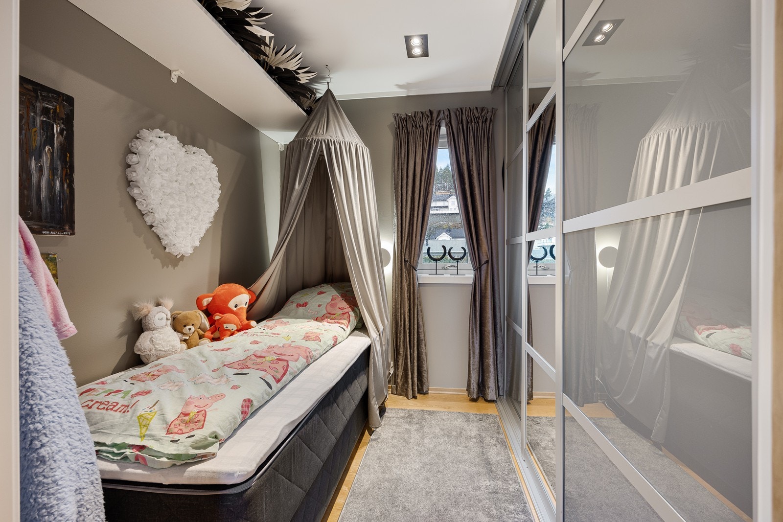 Garderoberom/ kontor ligger vegg i vegg med hovedsoverom. Dette rommet er ikke godkjent til bruk for varig opphold (soverom). Galleribilde