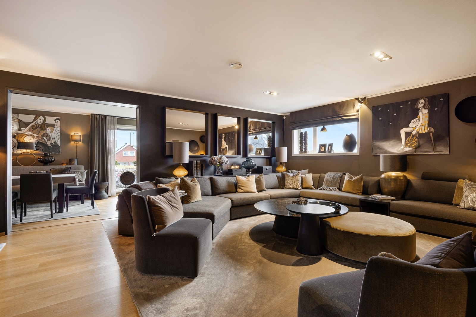 Det er en fin flyt gjennom hele boligen og gjennomtenkt planløsning. Galleribilde