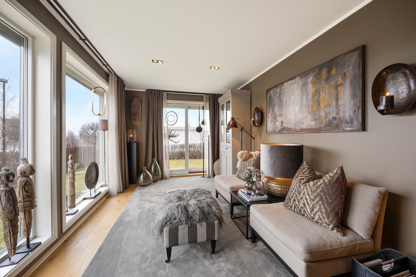 I andre enden av tilbygget er det adkomst ut til terrasse og hage via skyvedør. Galleribilde