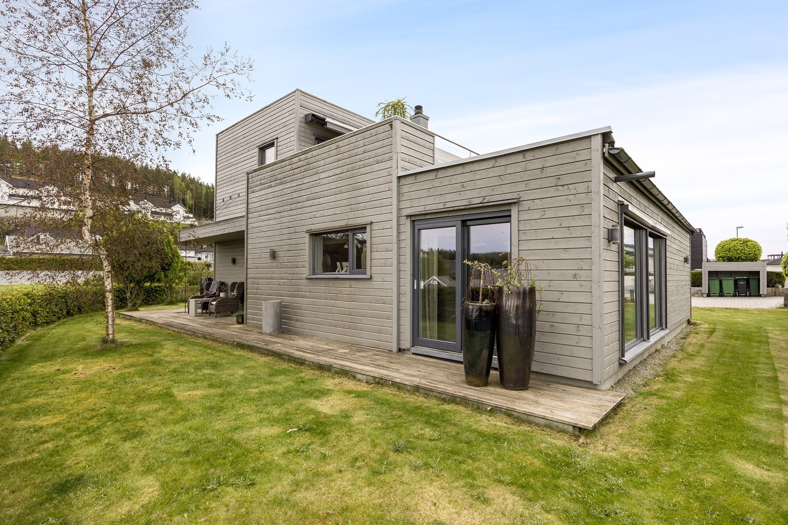 Utvendig er både hus og hage godt vedlikeholdt. Galleribilde