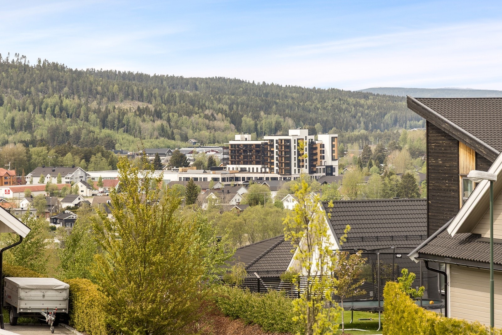 Det er kort vei inn til Bjørkelangen sentrum. Galleribilde