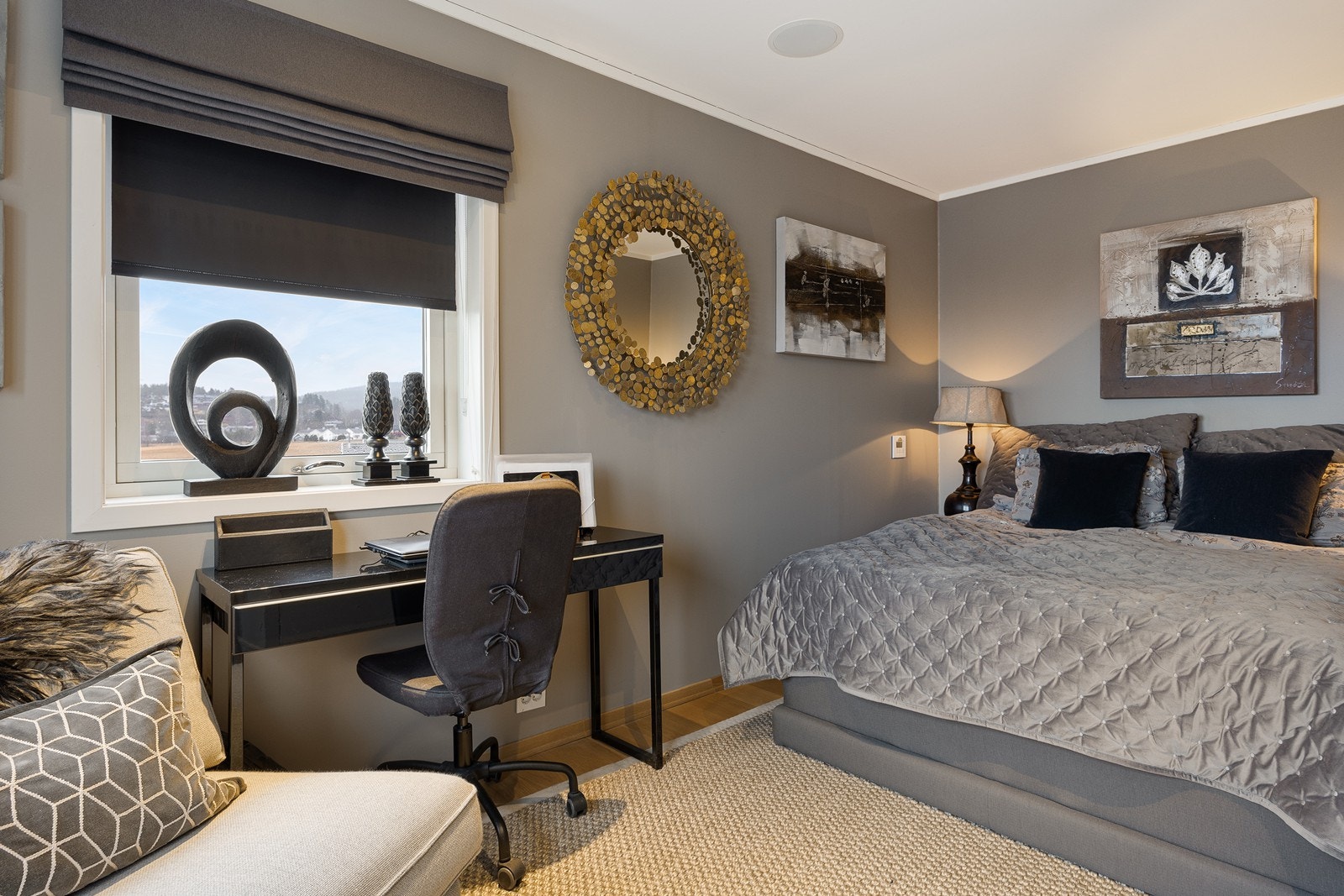 Hovedsoverommet er av god størrelse med rikelig plass til dobbeltseng og annet ønskelig møblement. Galleribilde