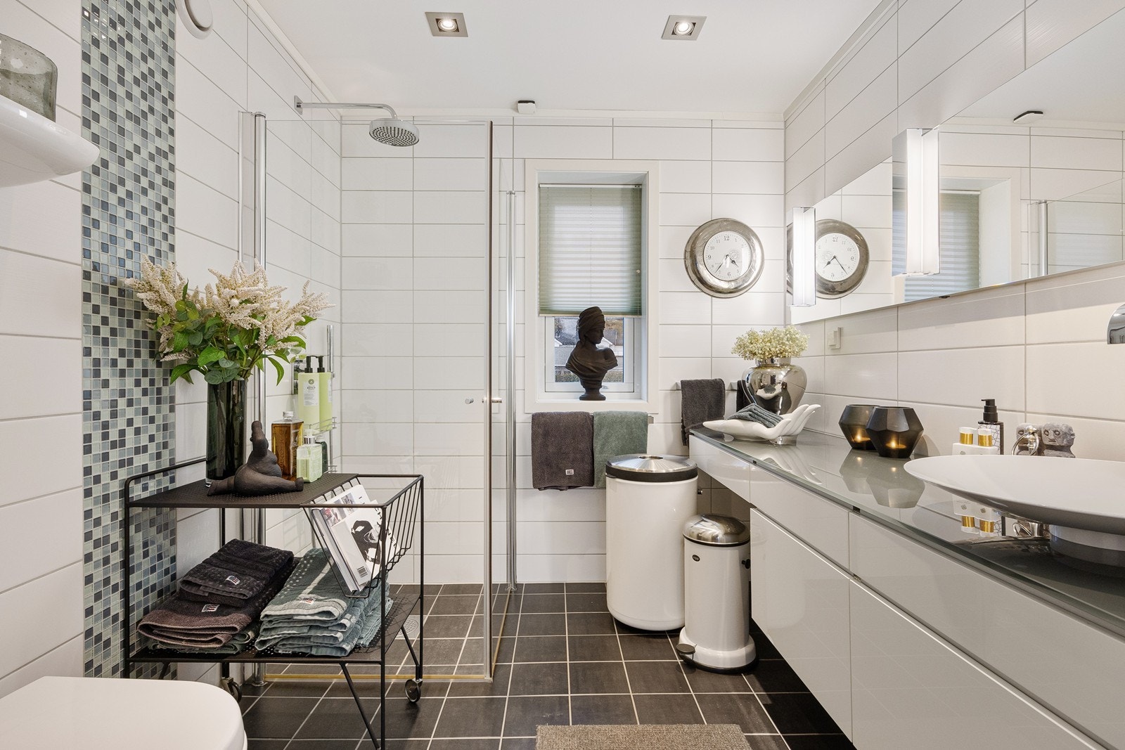 Baderom i boligens andre etasje har mørkegrå 20x20 fliser på gulv med gulvvarme. Galleribilde