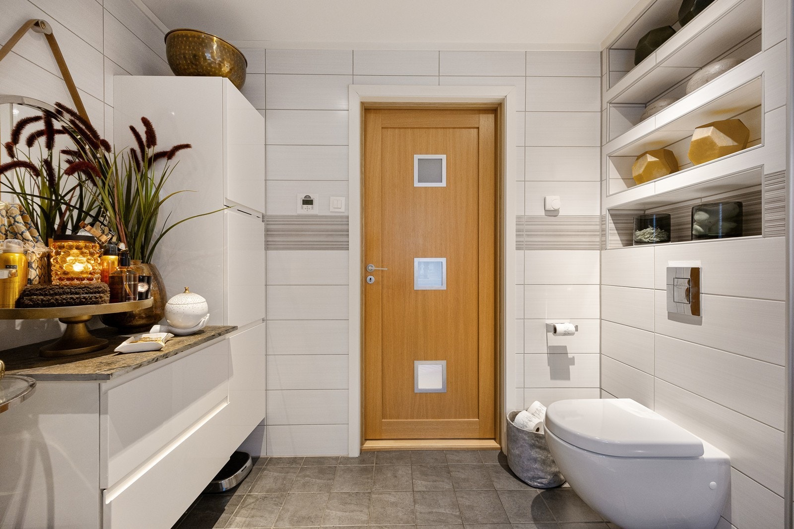 Boligen har to bad av fin størrelse. Dette baderommet ligger i første etasje. Galleribilde