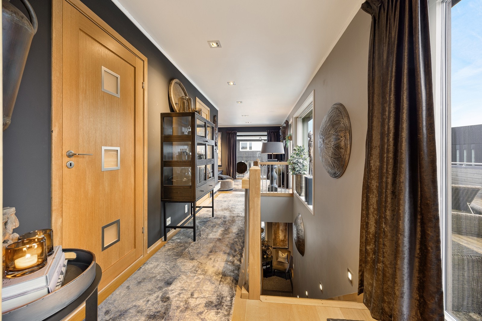 Oppe i andre etasje er det lyst og luftig med store vindusflater. Galleribilde