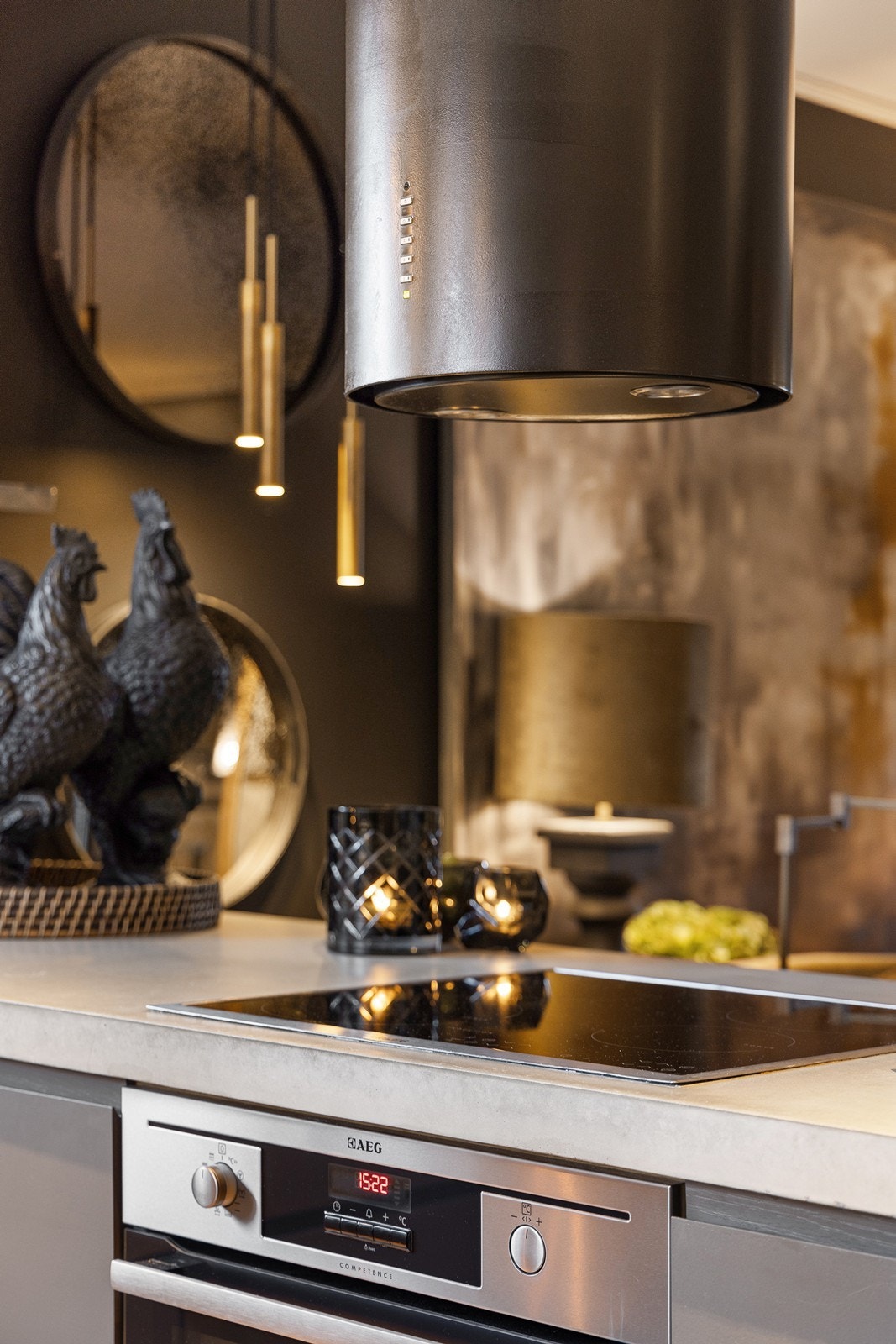 Det induksjonskoketopp nedfelt i lekker betong benkeplate og integrert ovn i underkant. Galleribilde