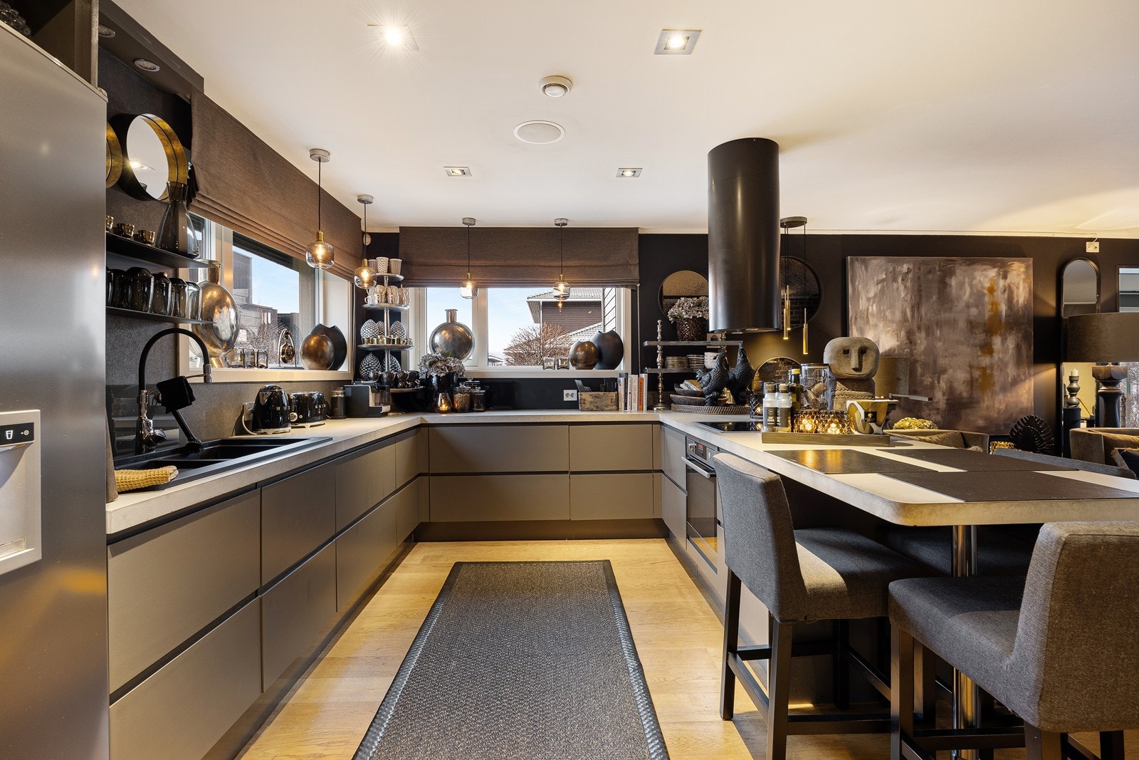 Frontene i kjøkkenet har innfreste grep og en grå pen nyanse. Galleribilde