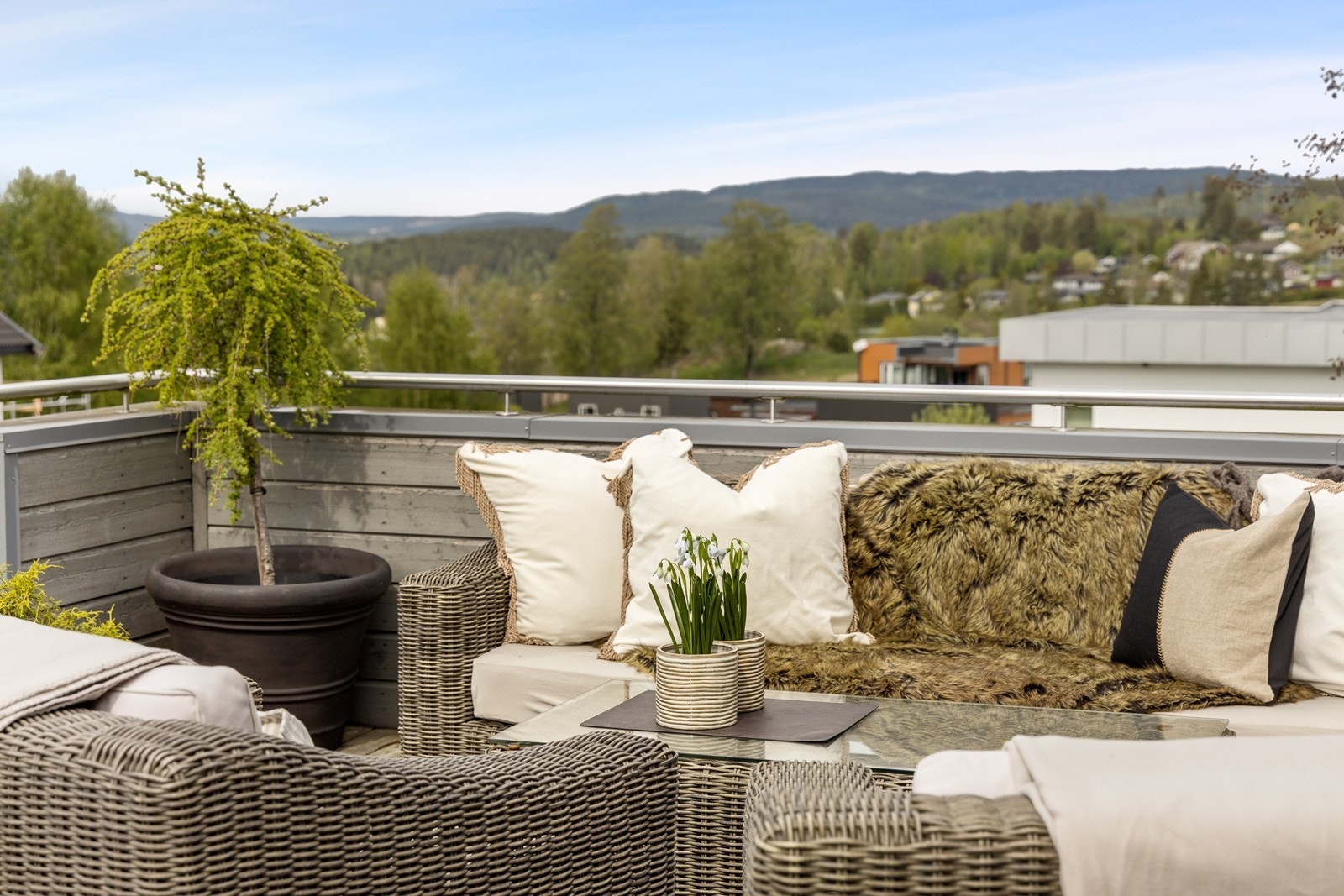 Fra takterrassen er det trivelig utsyn utover naturen. Galleribilde