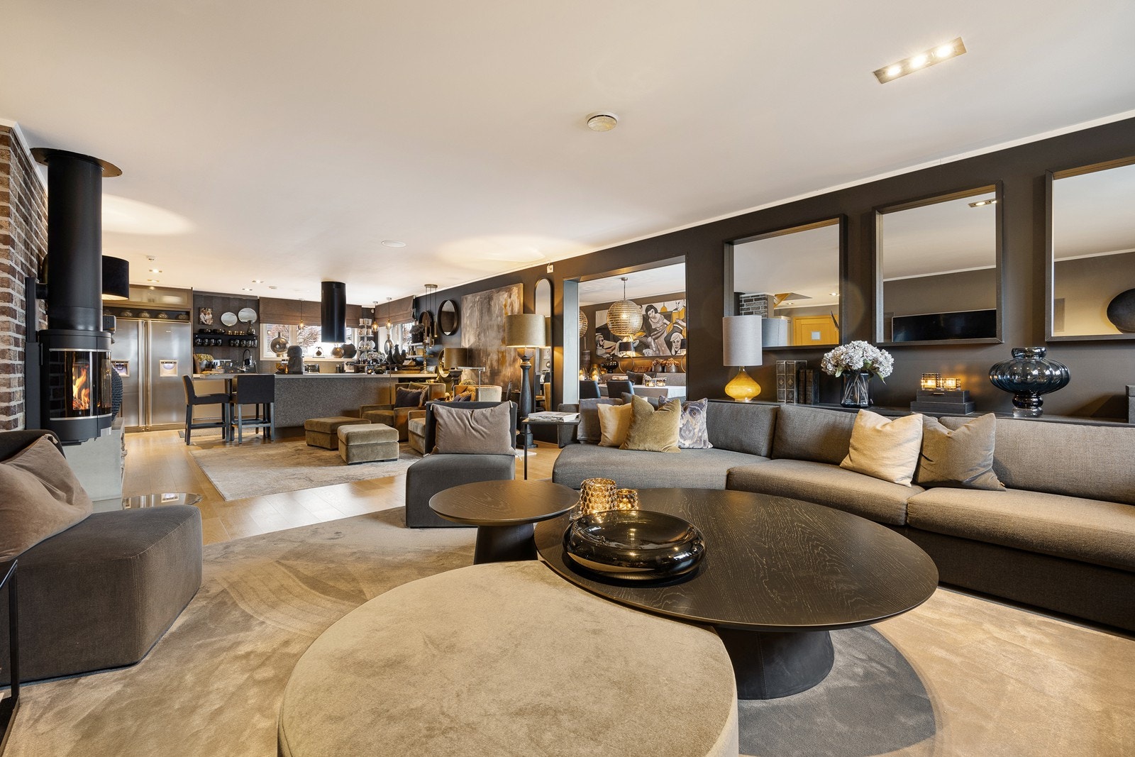 Det er god plass til en stor og god sofagruppe med plass til hele familien. Galleribilde