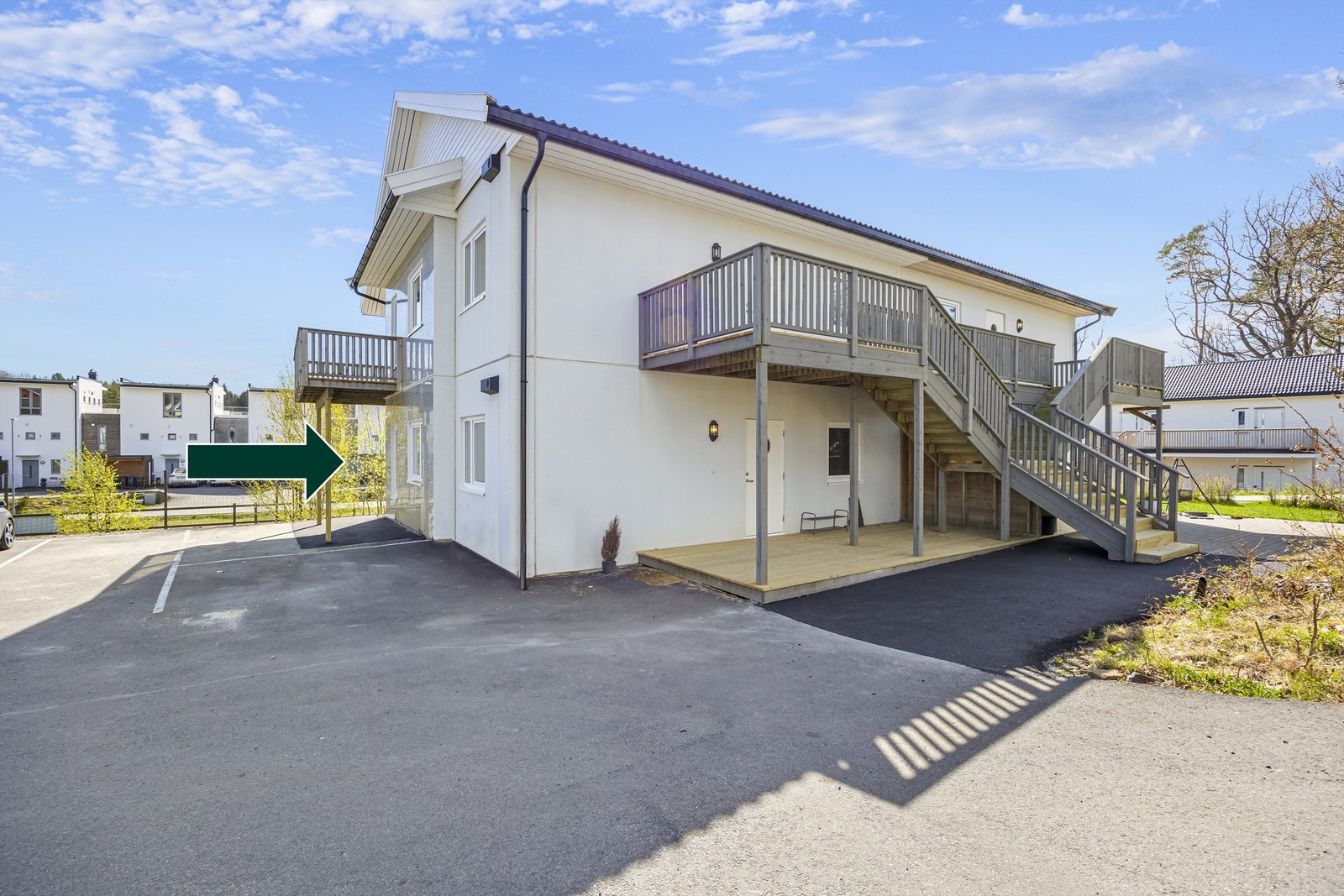 Fine og lettstelte uteplasser med nytt terrassedekke fra i år. Galleribilde
