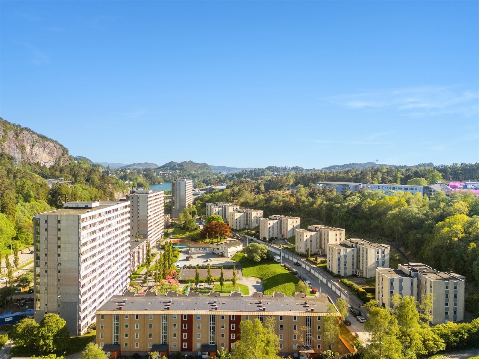 Leiligheten har en sentral beliggenhet i Bergen Vest, kun noen minutters gange fra Vestkanten Storsenter og bussterminal Galleribilde