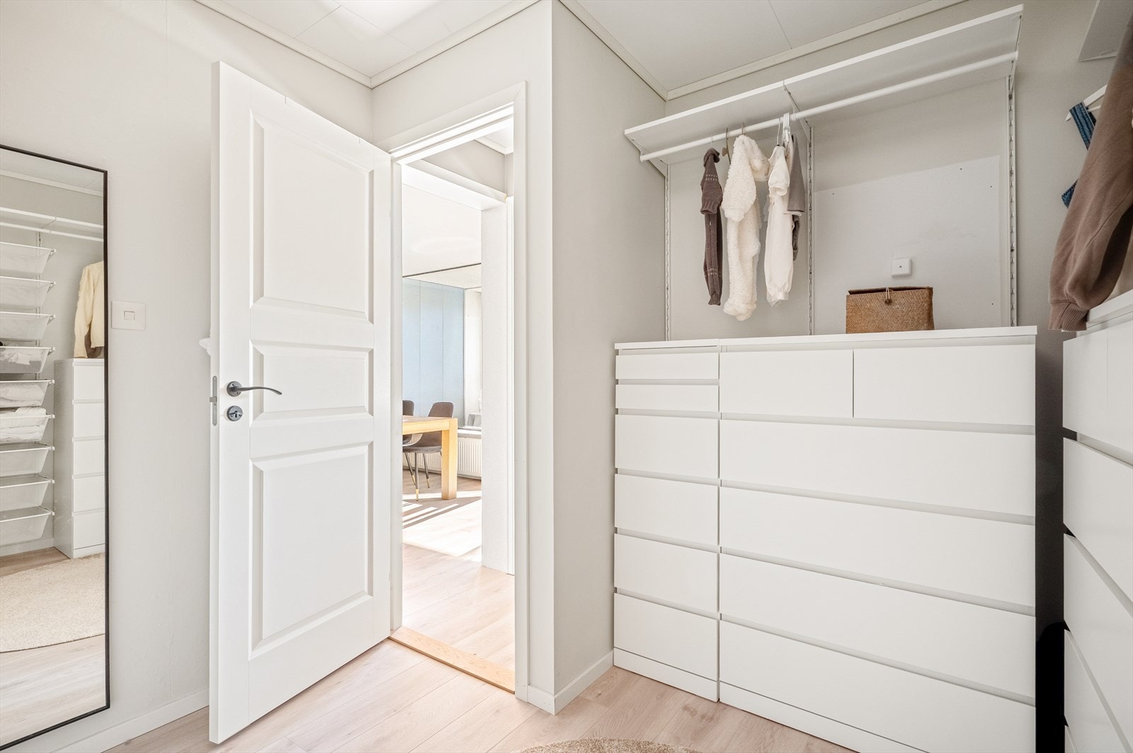 Stor og innholdsrik walk in garderobe med svært god plass Galleribilde