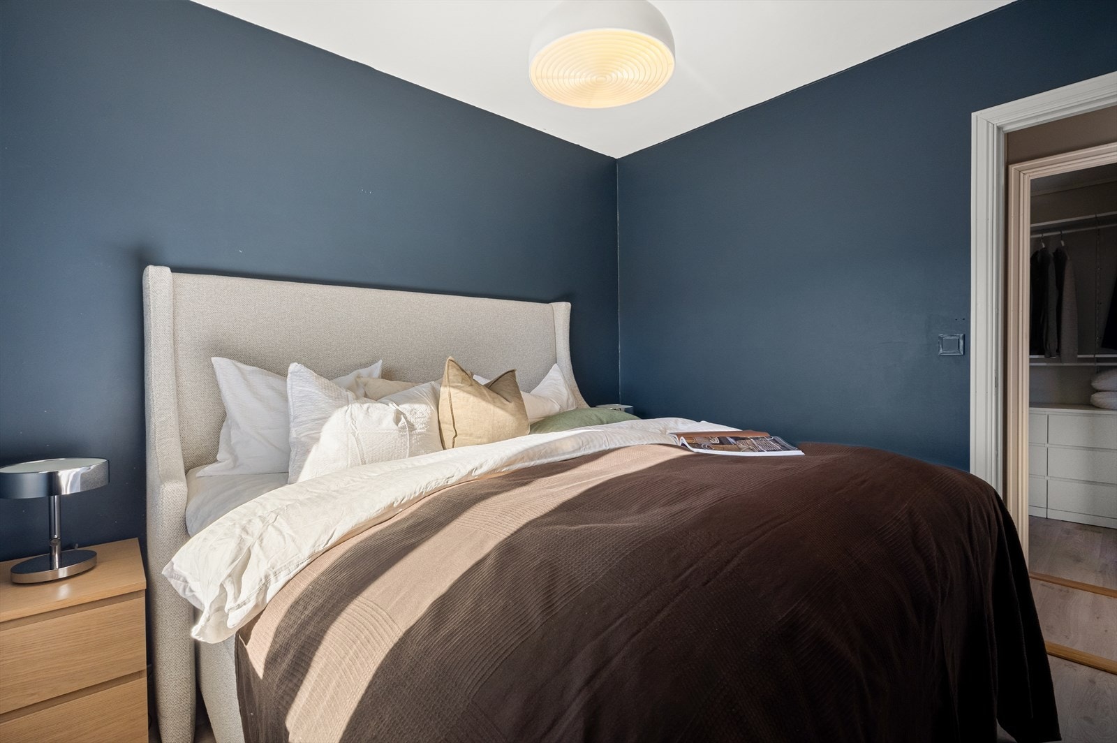 Stort hovedsoverom med tilhørende walk in garderobe Galleribilde