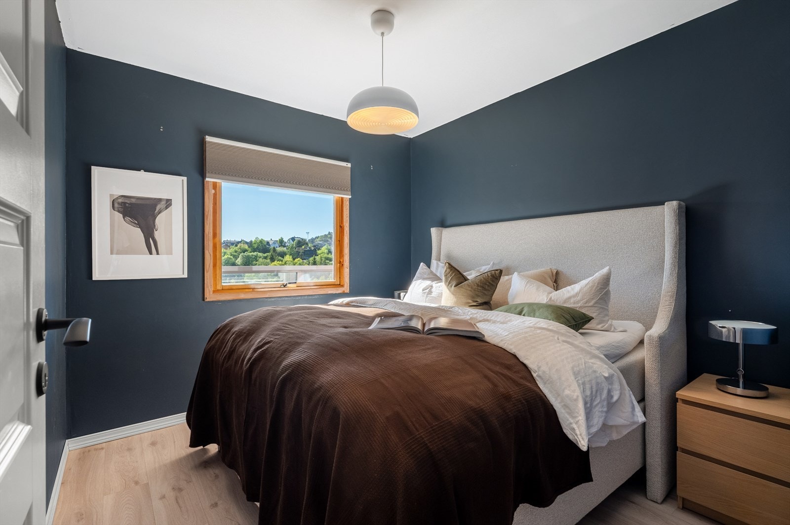 God plass til stor dobbeltseng Galleribilde