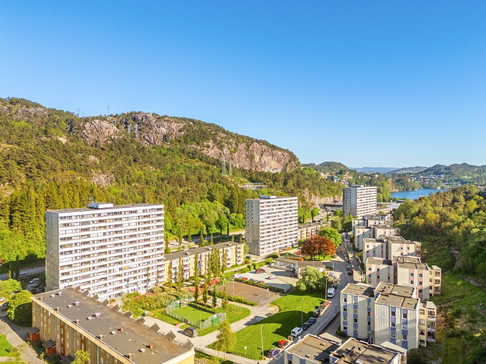 Borettslaget har flere lekeplasser, ballbinge og basketbane, samt Tufte-park Galleribilde