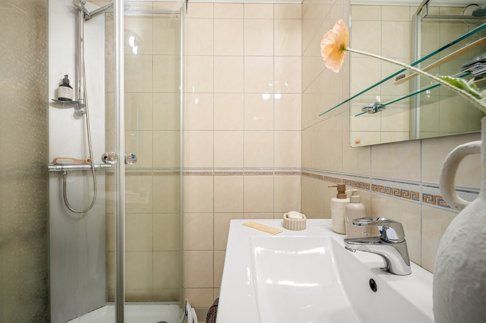 Badet er innredet med servant med skuffer og dusjkabinett Galleribilde