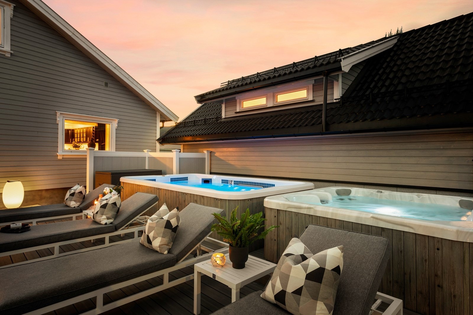 Motstrømsbasseng, jacuzzi og god plass til solsenger gjør dette til et perfekt sted å nyte sommeren. Galleribilde