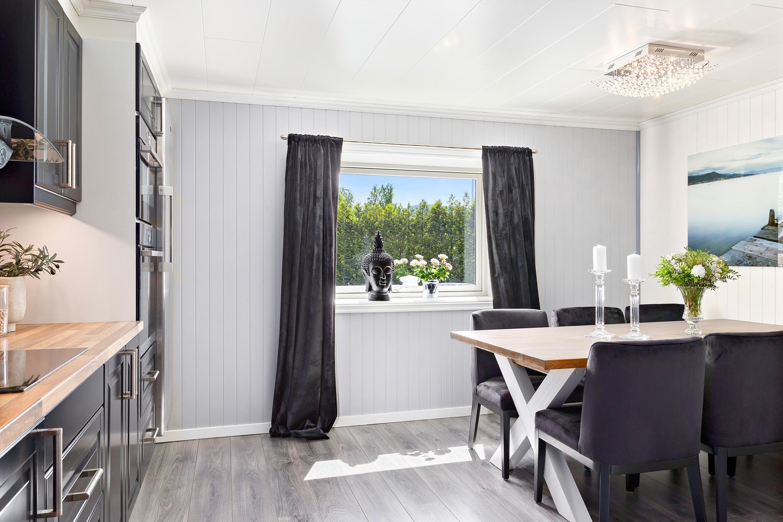 På kjøkkenet er det god plass til et stort spisebord med plass til familie og venner. Galleribilde