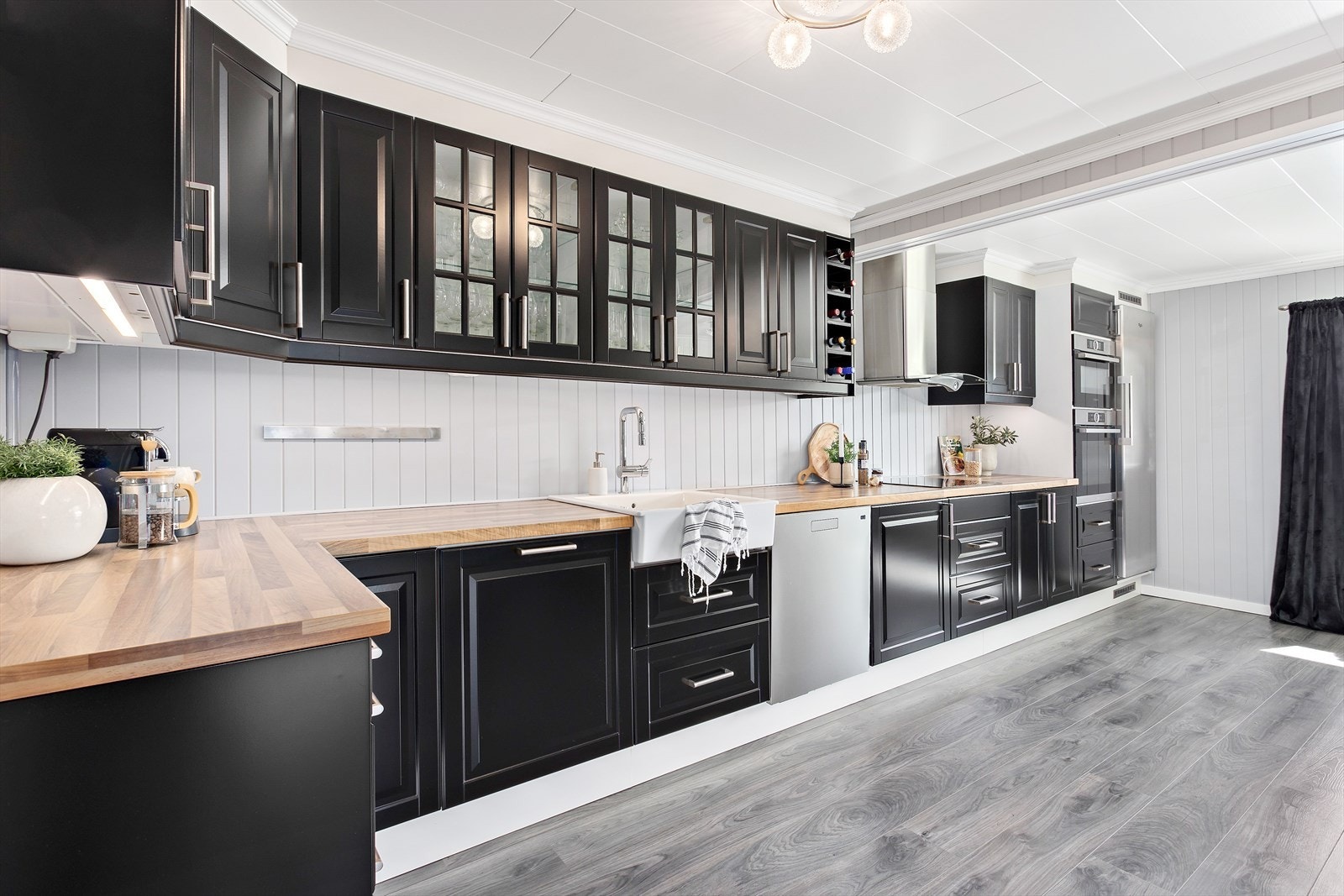 Gode arbeidsflater og godt med oppbevaring i skuffer og skap. Galleribilde