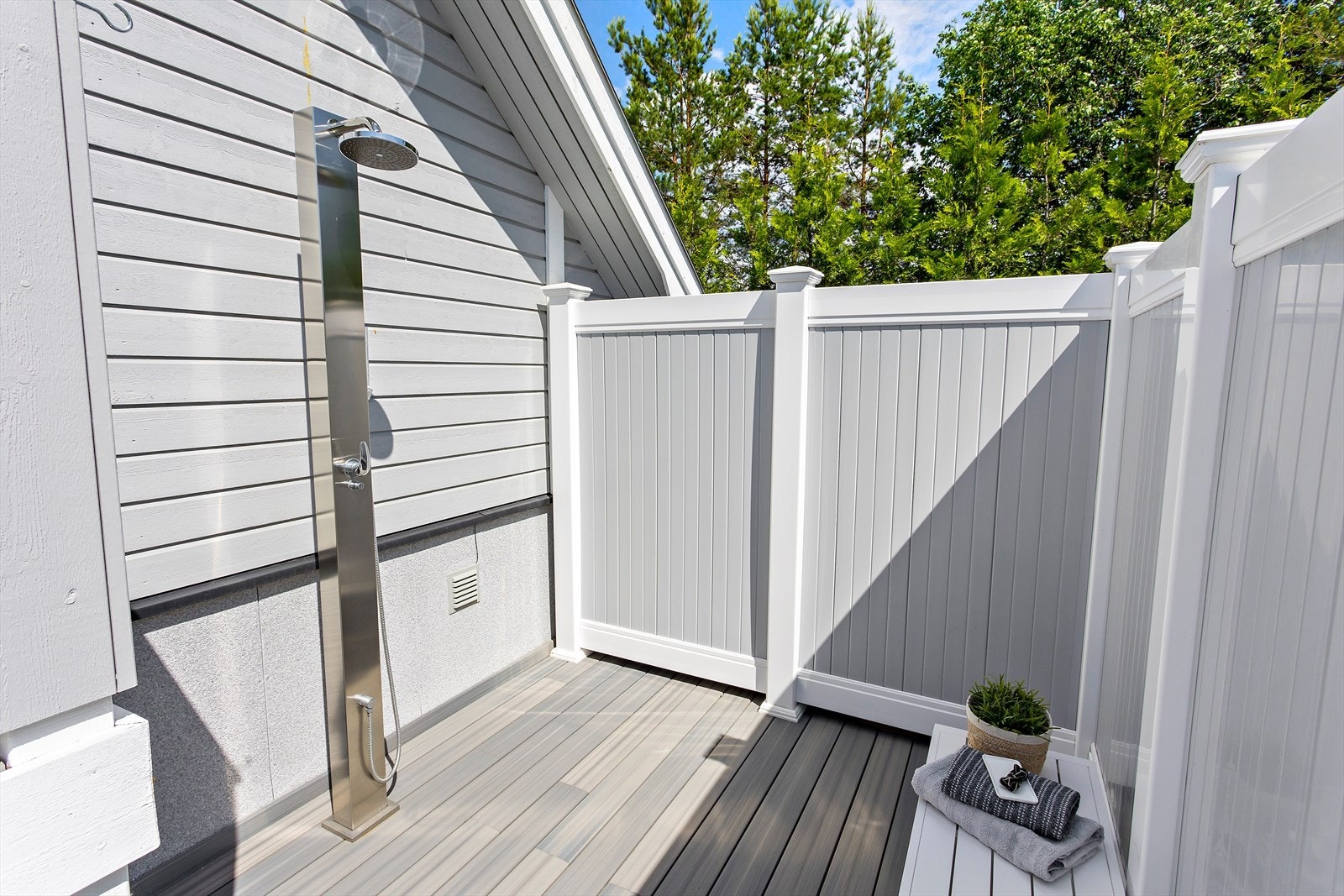 På terrasse er det en praktisk dusjløsning. Galleribilde