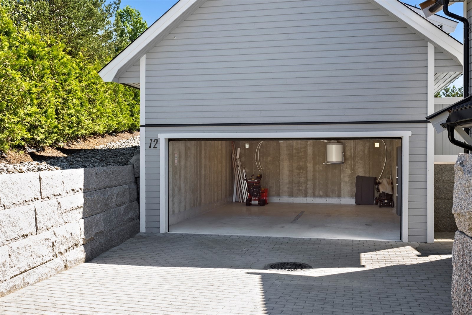 Stor garasje med plass til to biler og med hems i 2. etasje. Galleribilde