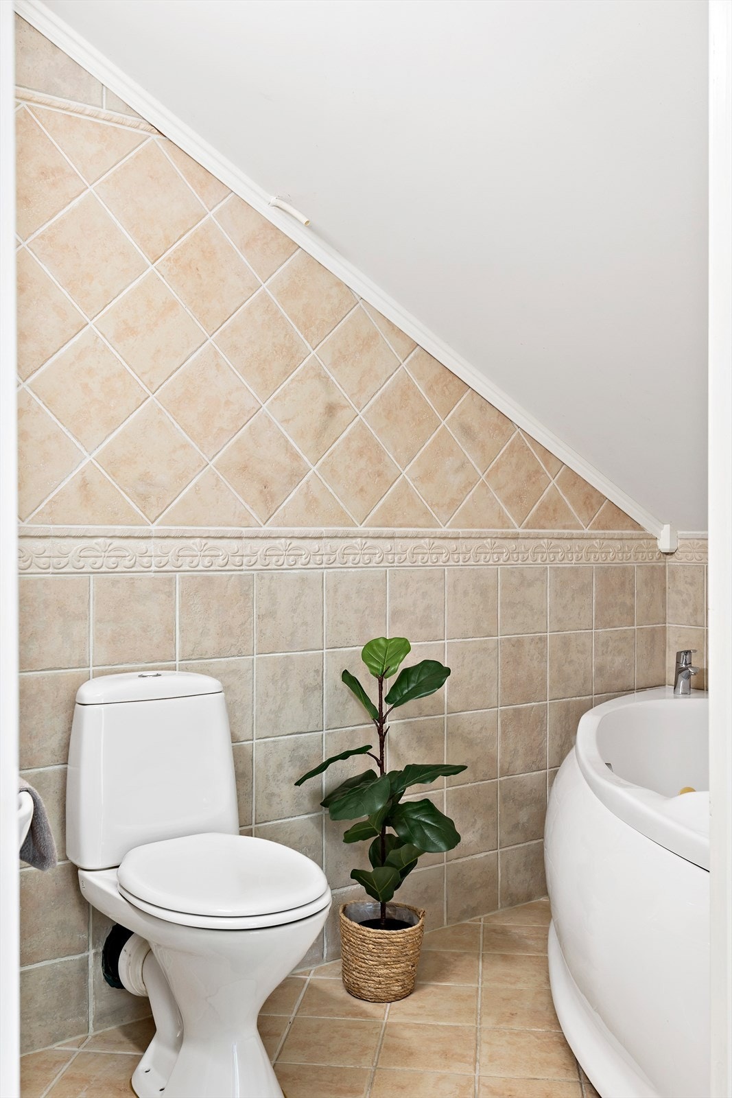 Det er fliser på gulv og vegger. Varmekabler i gulv. Galleribilde