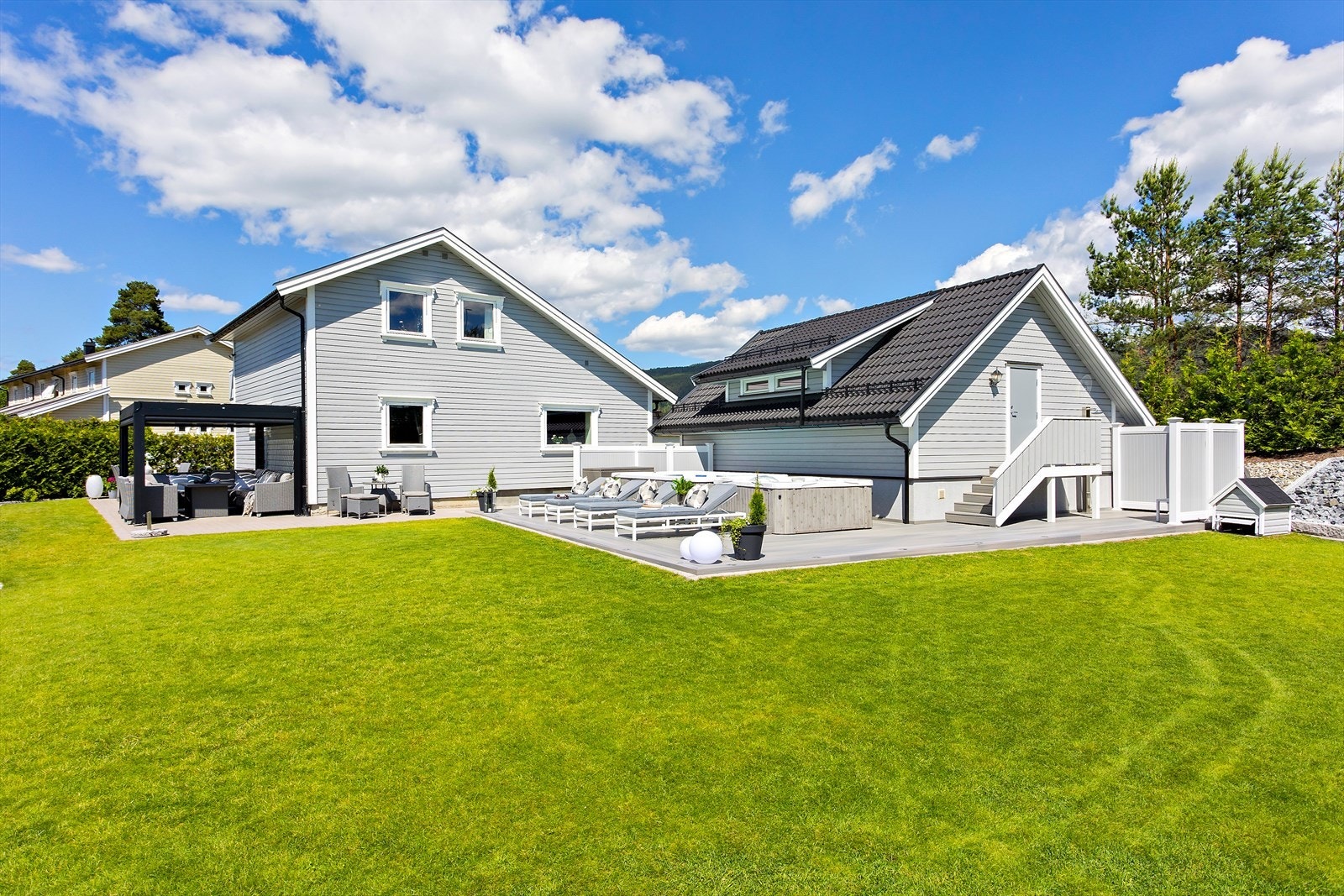 Stor og svært påkostet eiendom med hovedhus, dobbelgarasje med loftetasje, samt verkstedhall med lagringskjeller. Galleribilde