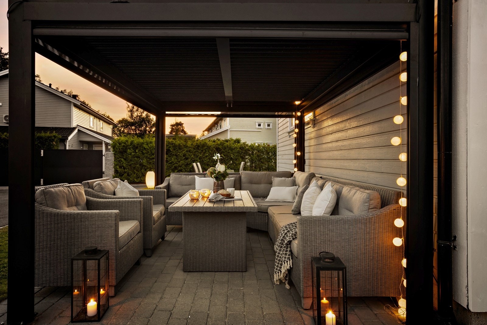 Koselig uteområde med belegningsstein og lekker pergola. Galleribilde