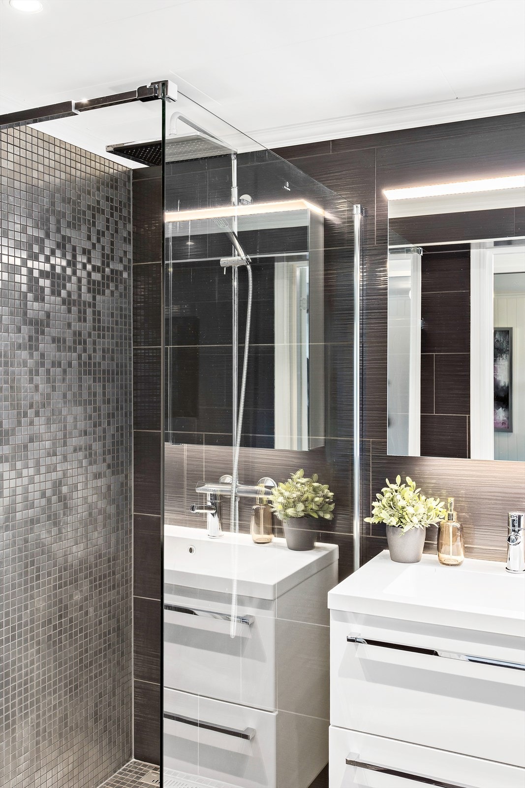 Det er fliser på gulv og vegger. Varmekabler i gulv. Galleribilde