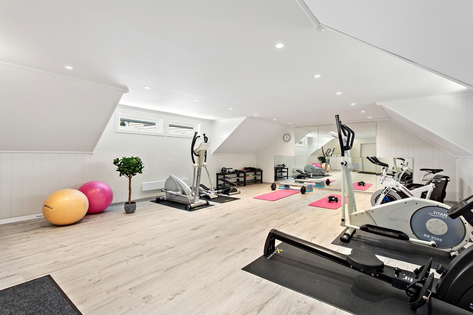 I 2. etasje over garasjen er det innredet et treningsrom. Galleribilde