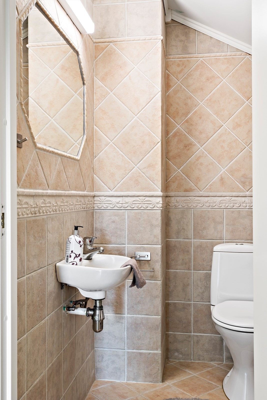 Speil er fliset inn og er en ekstra fin detalj. Galleribilde