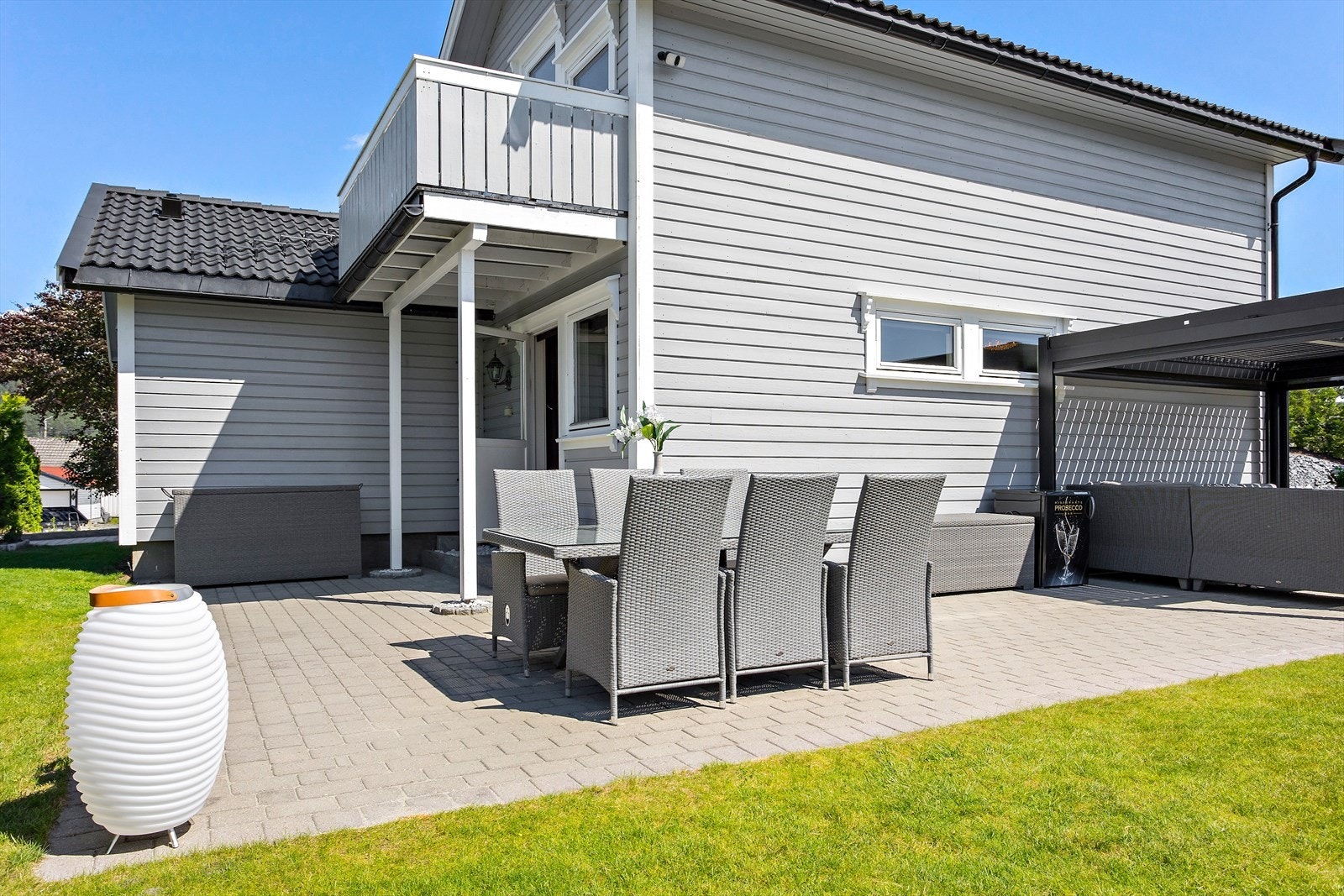 Uteområdet byr på ulike soner og har god plass til møblering. Galleribilde