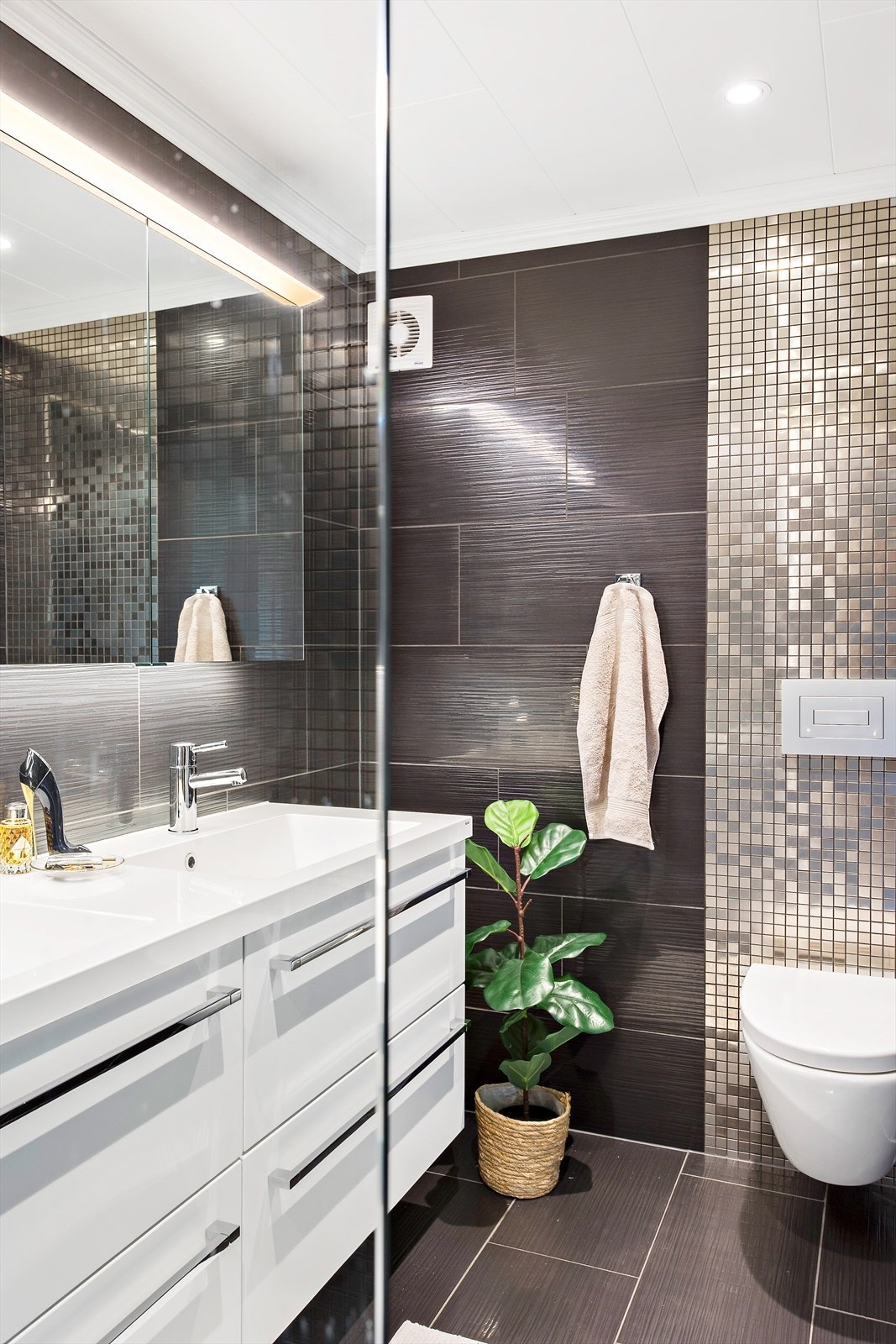 Badet har spennende kombinasjoner av ulik type flis. Galleribilde