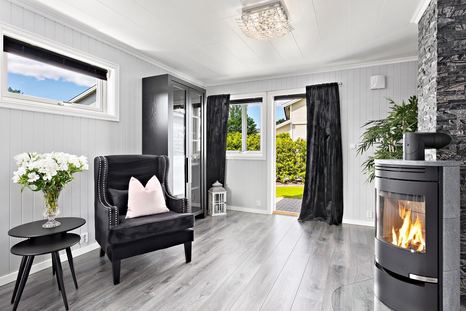 I stuen er det montert en moderne peisovn. Galleribilde