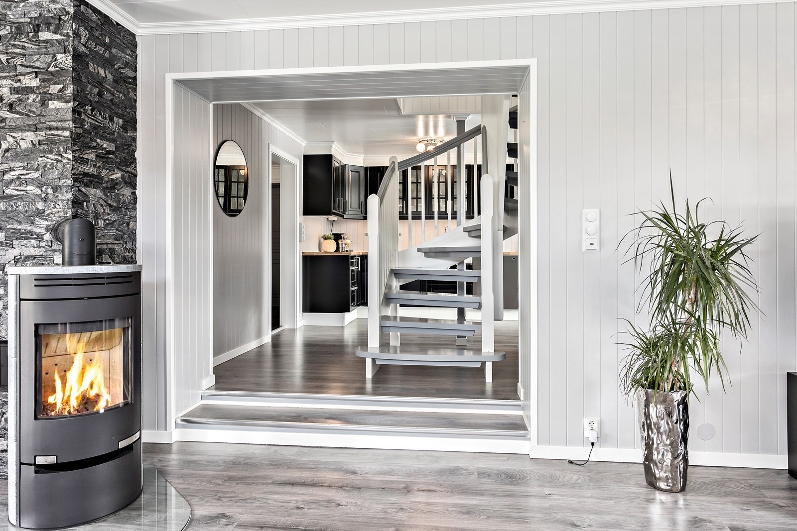 Stue og kjøkken er malt i en lys og behagelig gråfarge. Galleribilde