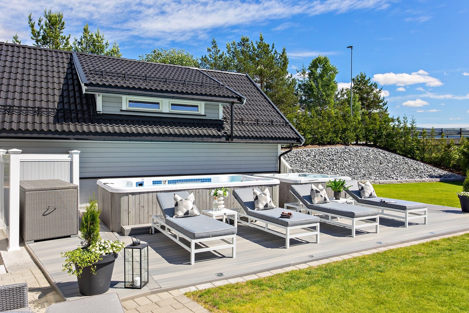 Nydelig eiendom med fantastisk uteområde med blant annet motstrømsbasseng og jacuzzi . Galleribilde