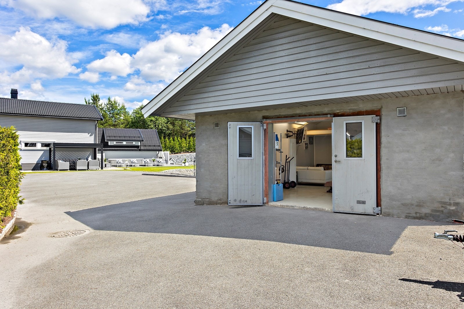 Velkommen inn til verkstedet, oppvarmet og romslig, i tillegg lagerrom i kjeller. Galleribilde