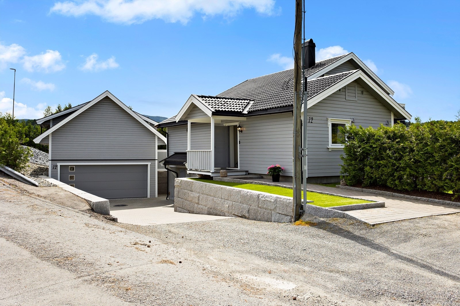 Gårdsplass har steinsatte områder og asfaltert gårdsplass. Galleribilde
