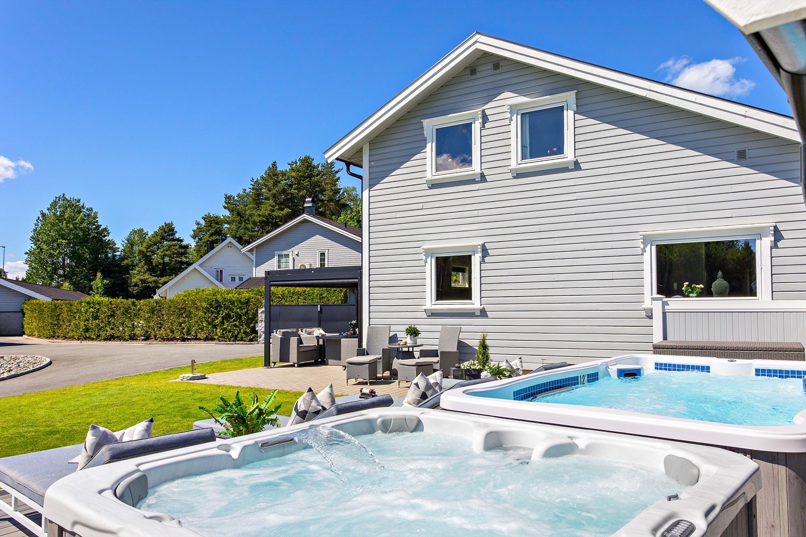 Nydelig og svært påkostet uteområde med bl.a. flotte terrasseområder med motstrømsbsseng og jacuzzi. Galleribilde