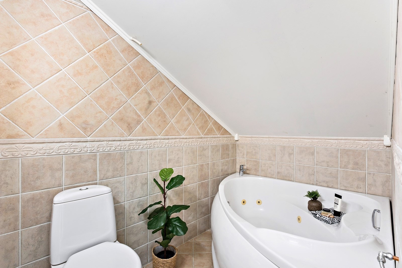 Badet i 2. etasje har servant, gulvstående toalett og badekar med boblefunksjon. Galleribilde